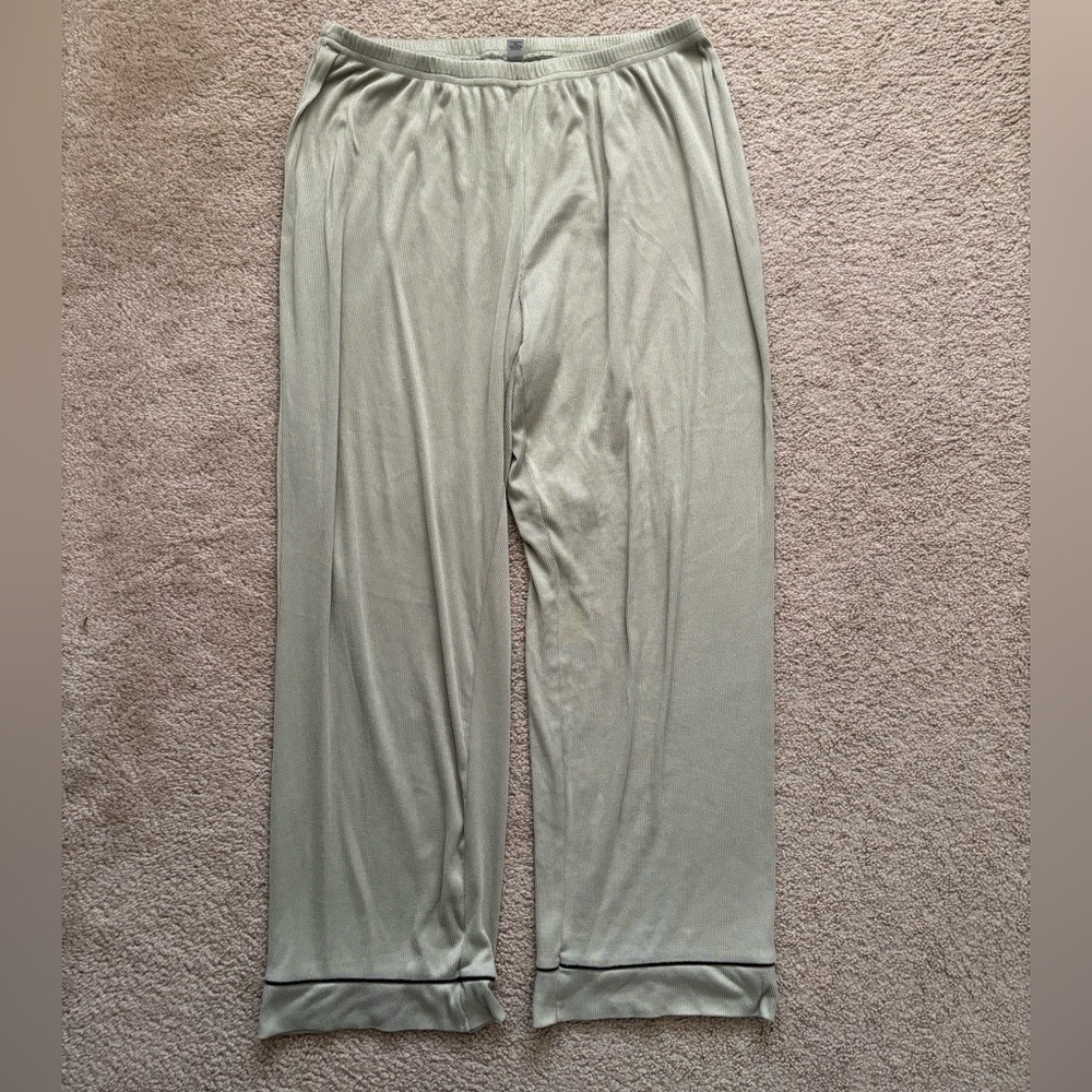 Nicole Miller Women’s Ribbed Green Long Sleeve Pajama Set - Picture 5 of 6